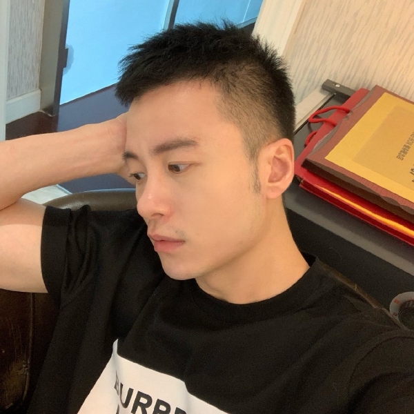 单身浅吻台灯的照片