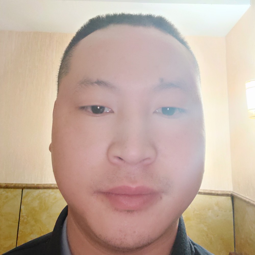 深情闻板栗的照片