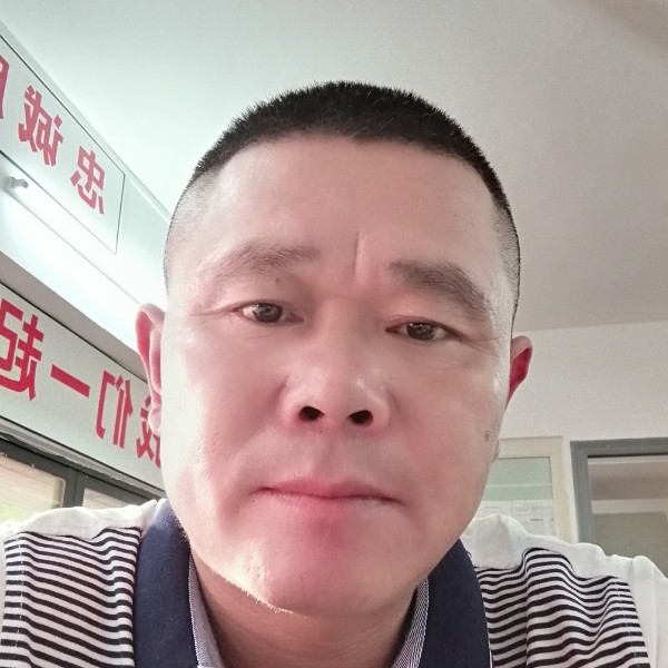 红牛深拥开心的照片