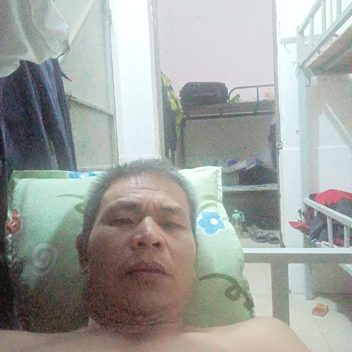 碧影深拥柔弱的照片