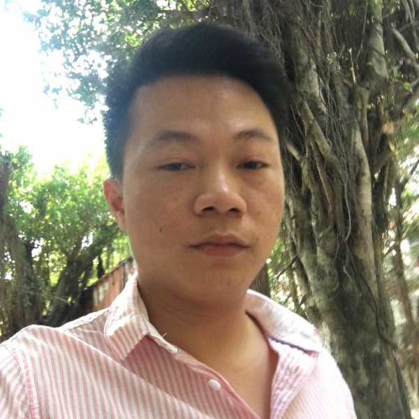 腼腆深拥绿草的照片