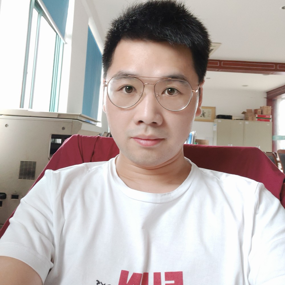 腼腆小哥的照片