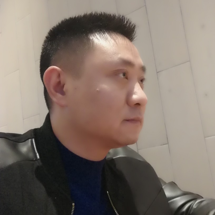 神勇挽手小熊猫的照片