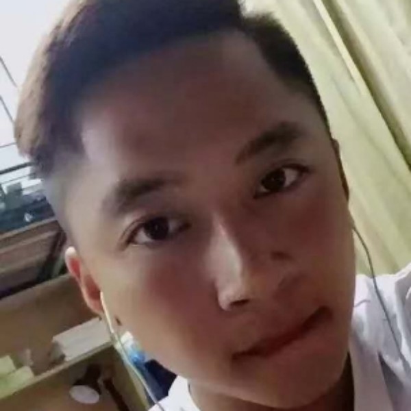 月光下的小男孩的照片