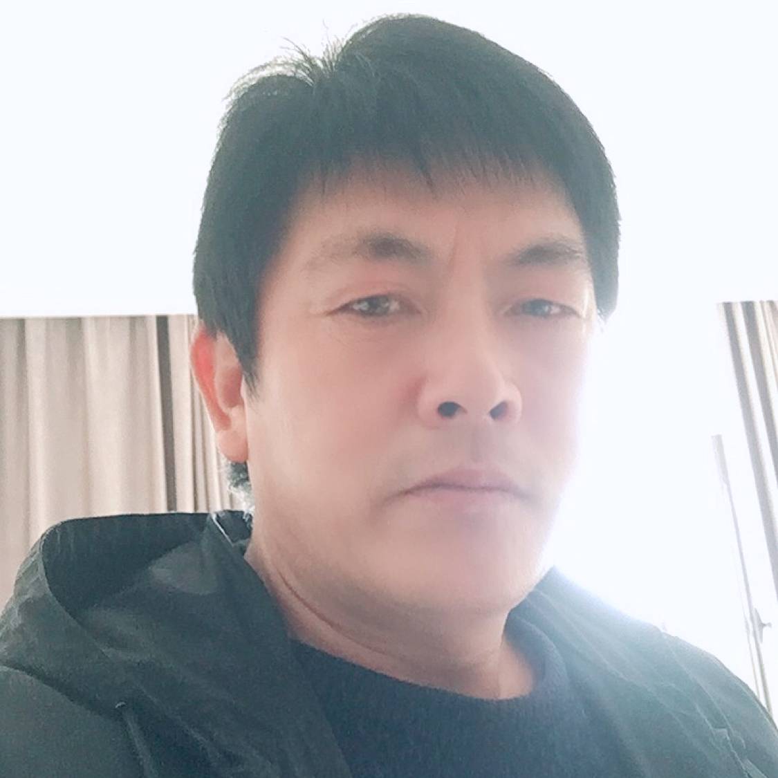 超短裙等于跳跃的照片