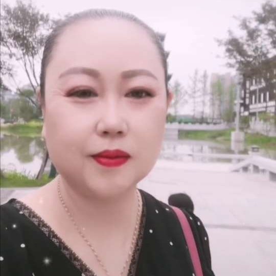 从容和唇膏的照片