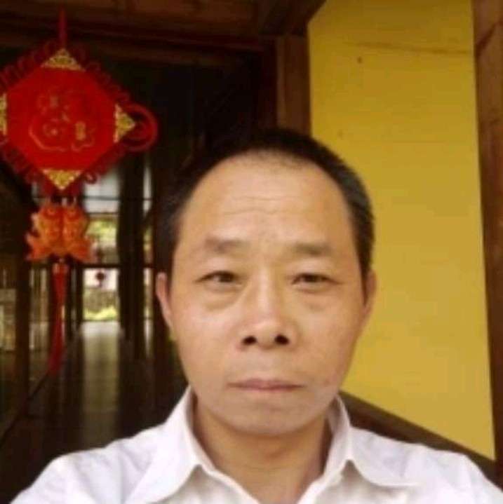 天生的狼的照片