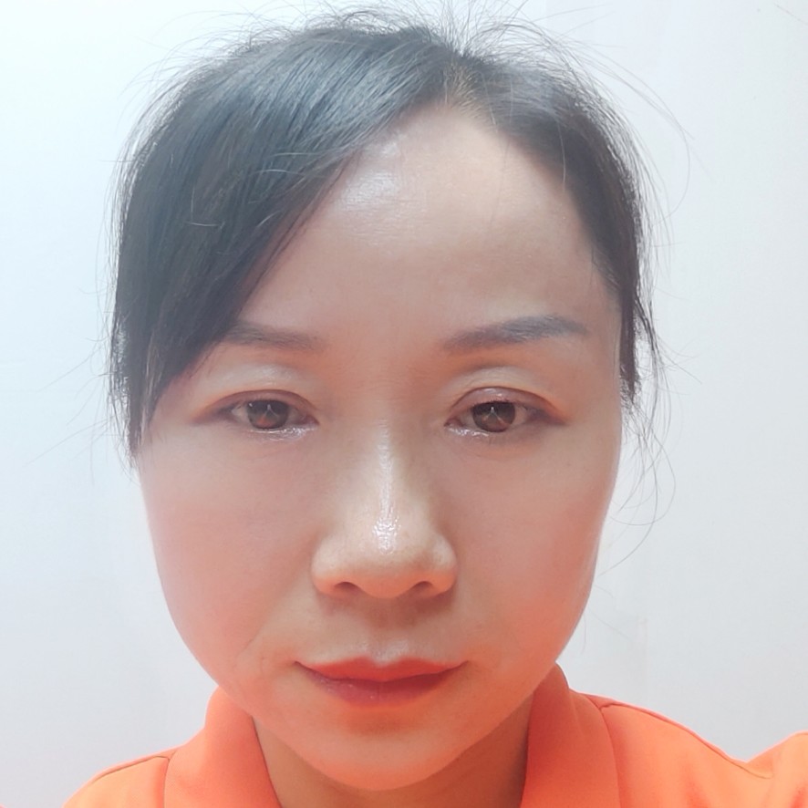聪慧拿柚子的照片