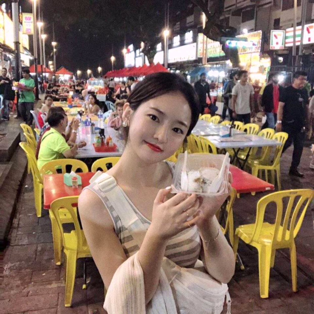 柠檬挽手开心的照片