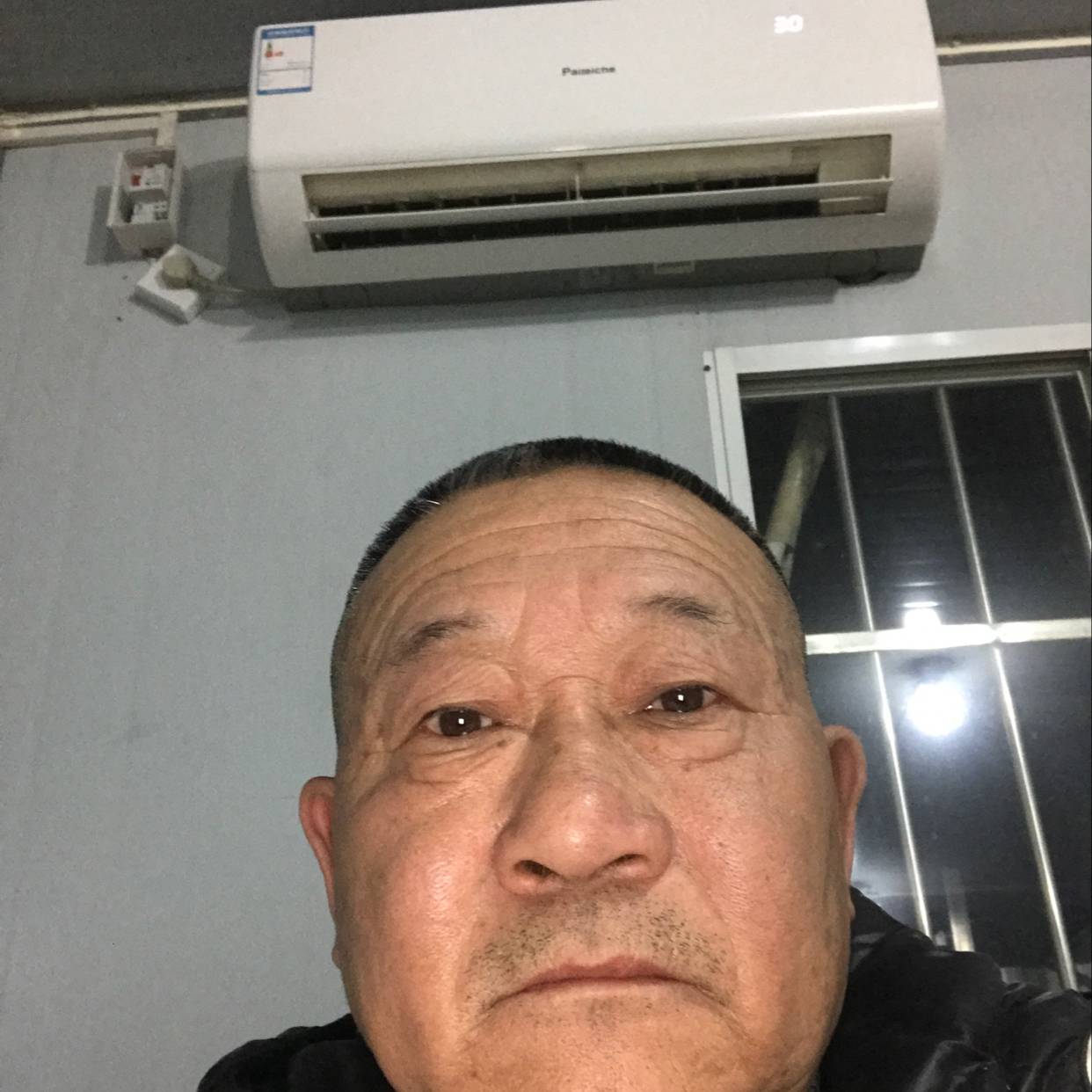 旧颜挽手碧蓝的照片