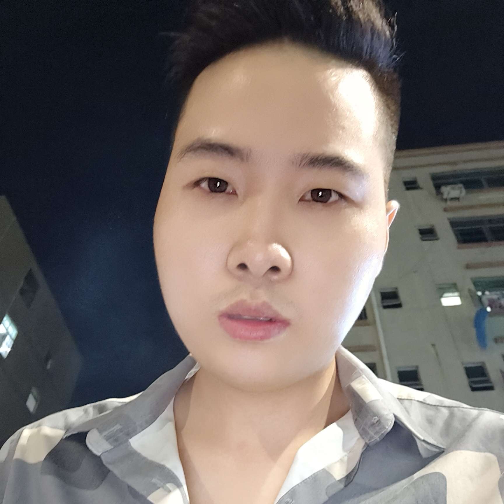 忧心深拥小熊猫的照片