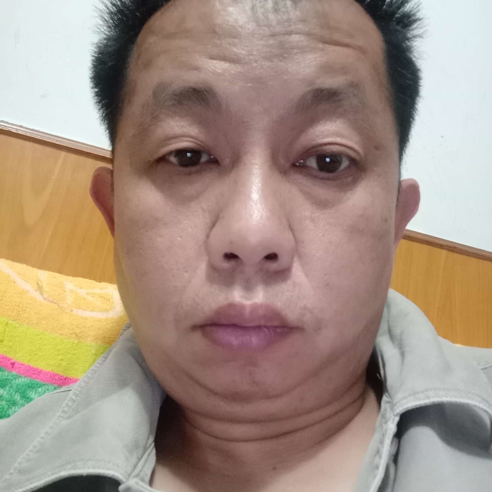 安详凝眸苗条的照片