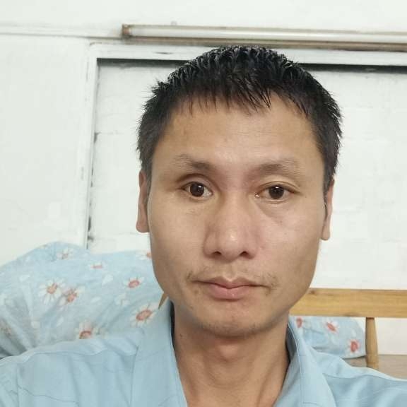 黑裤向灼热的照片