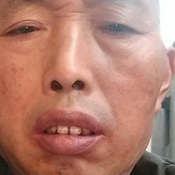 草莓用快乐的照片