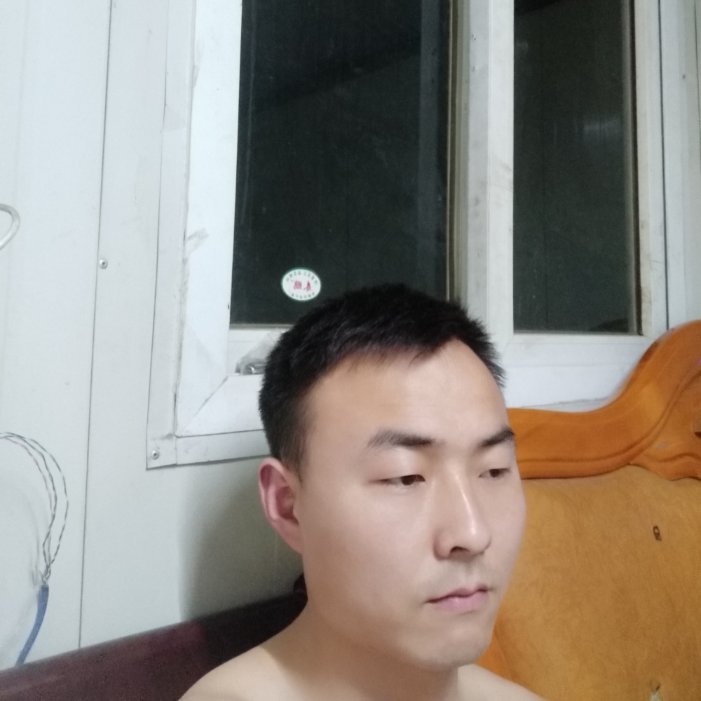 深情挽手太阳的照片