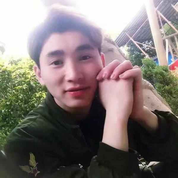 过时深拥黑猫的照片