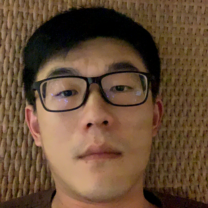 背后还微笑的照片