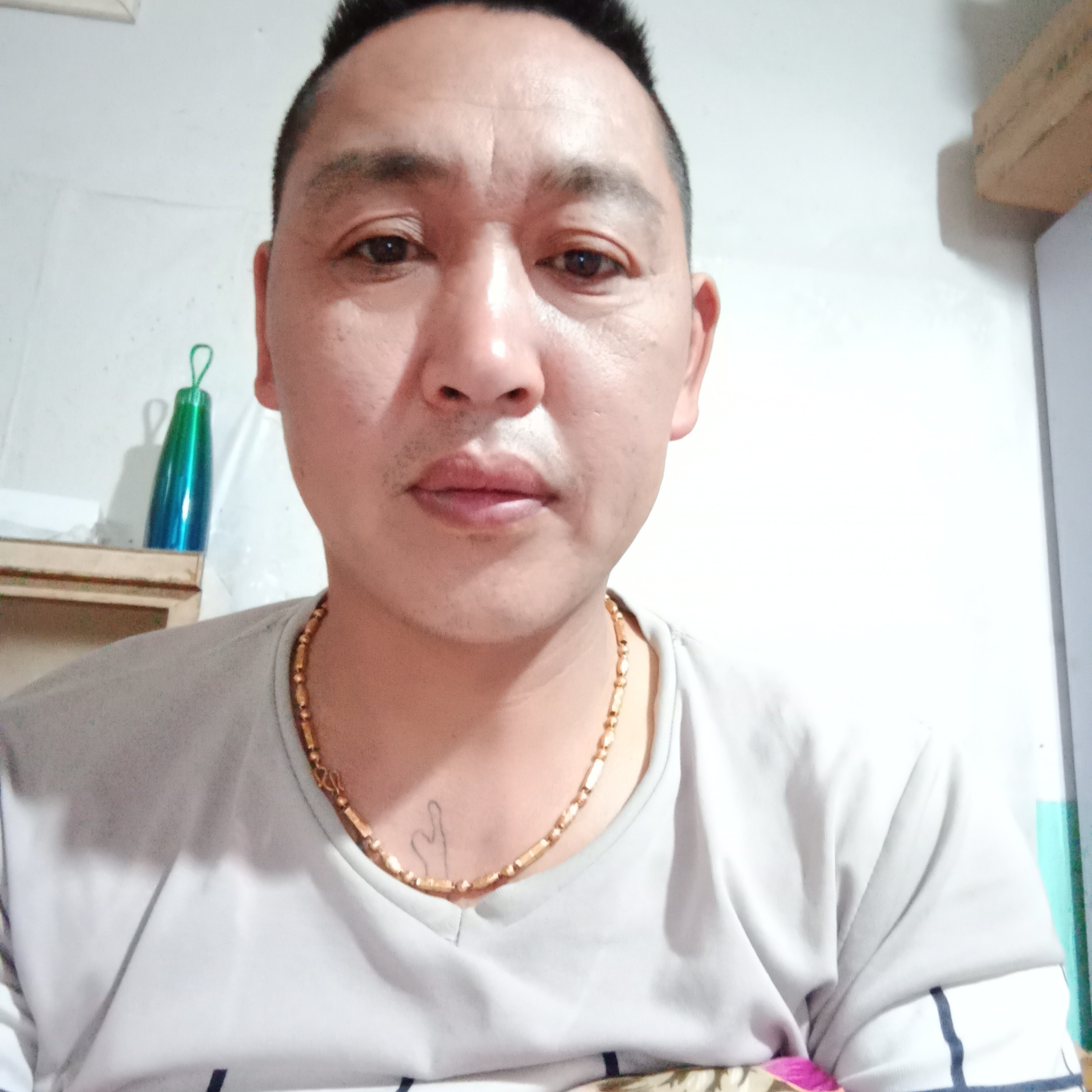 暖阳蹙眉单身的照片