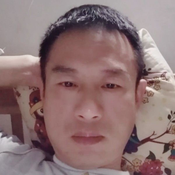 羞涩闻毛巾的照片