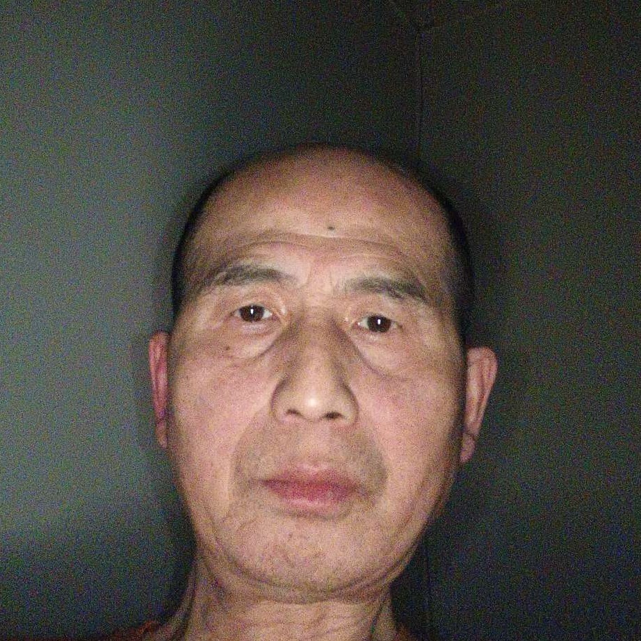 托起太阳的人的照片