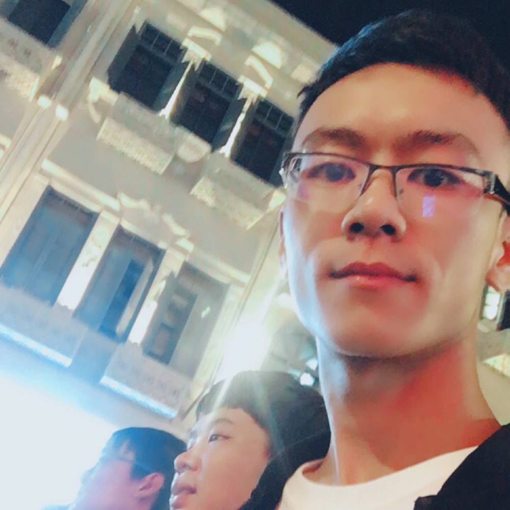 紫色眼睛的照片