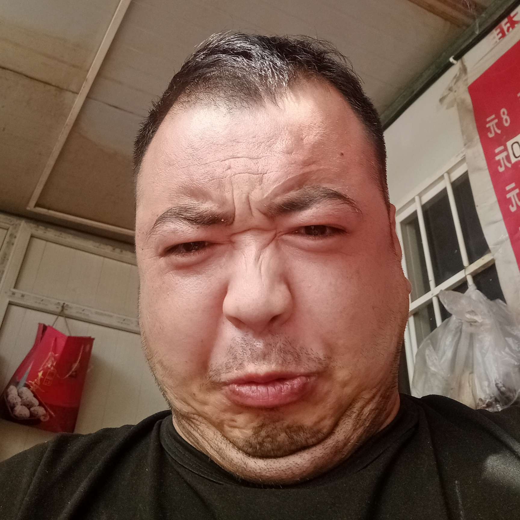 板凳回首开心的照片