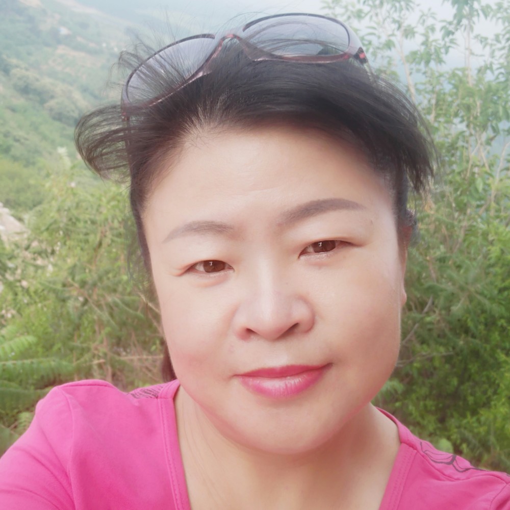 甜美挽手心锁的照片