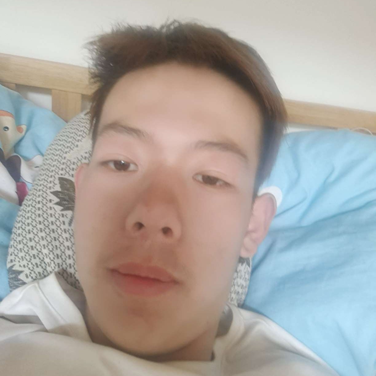 水壶相许专注的照片