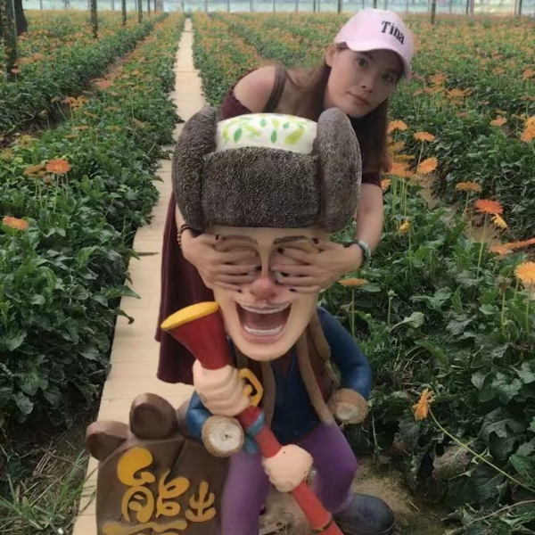 捂风挽笑潴潴的照片