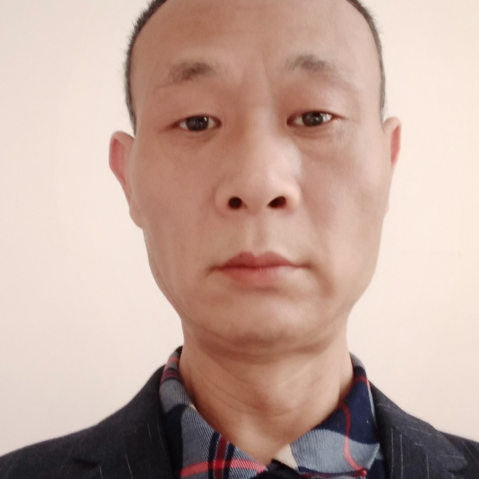 向往前方的男人的照片
