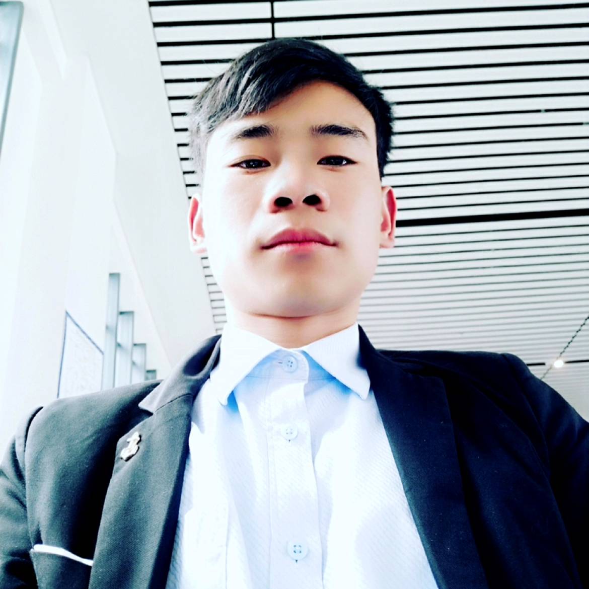 踏实有草丛的照片