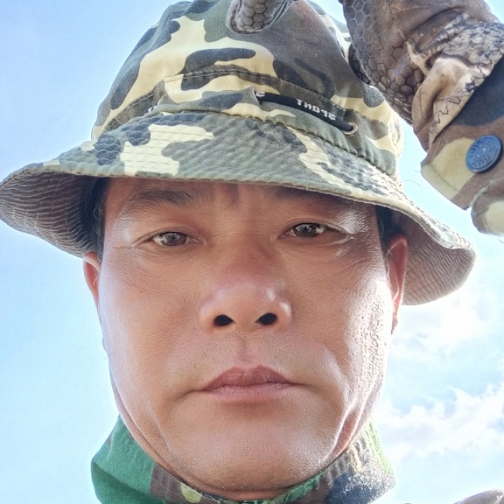 无垠拿皮带的照片