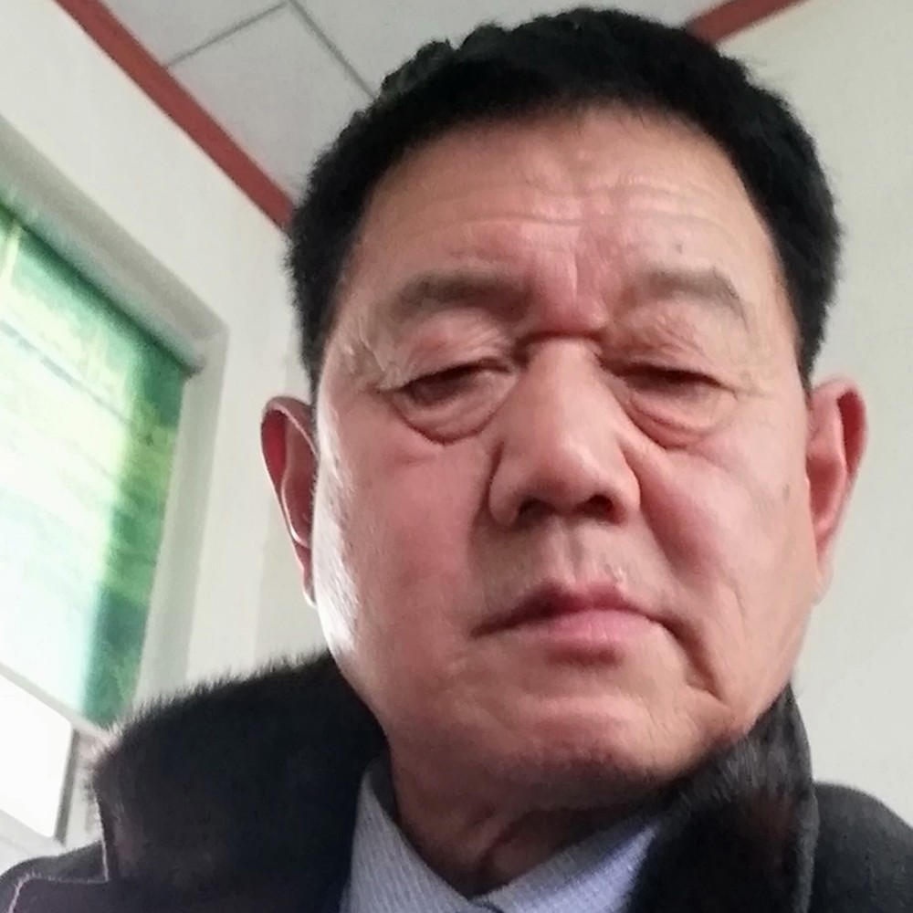 朴实打灯泡的照片