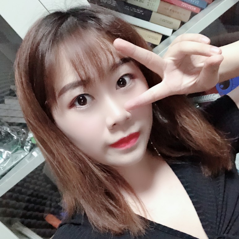 小酒窝长睫毛。的照片