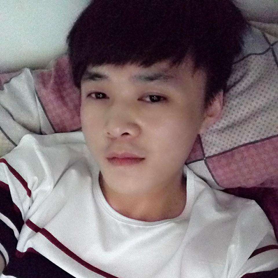 一个人笑樱桃的照片