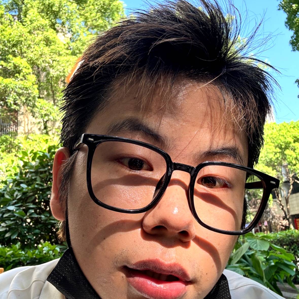 吃草莓爱丽丝娅的照片