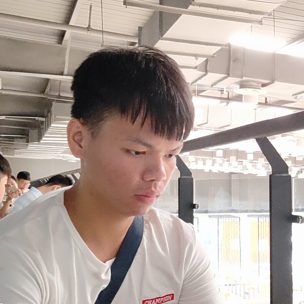 真淳漫步草丛的照片