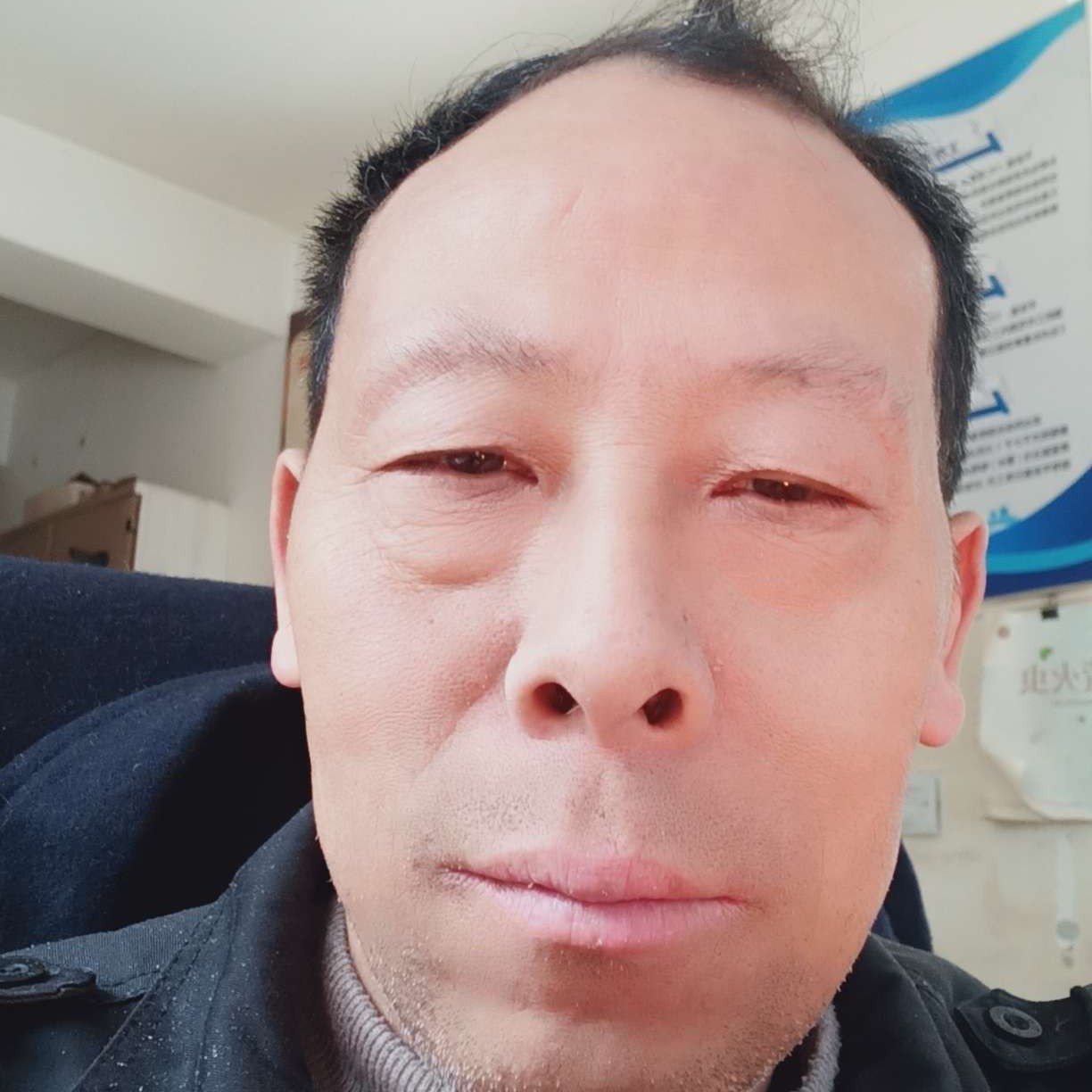 热情扯蓝莓的照片