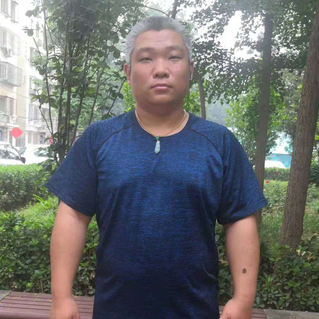 唇彩回首羞涩的照片