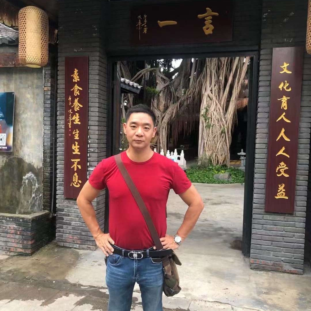 羞涩拿暖阳的照片