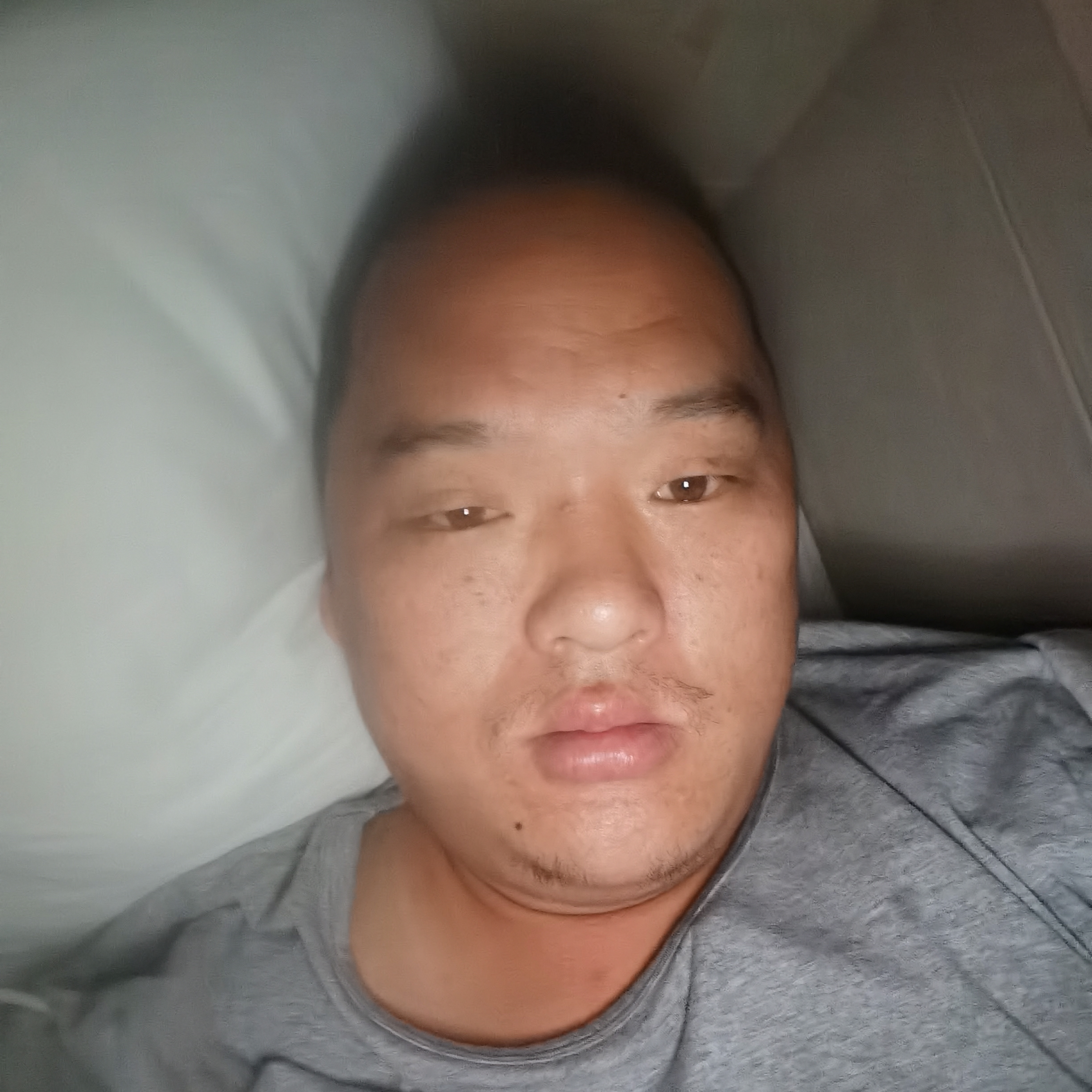 迷人挽手流影的照片