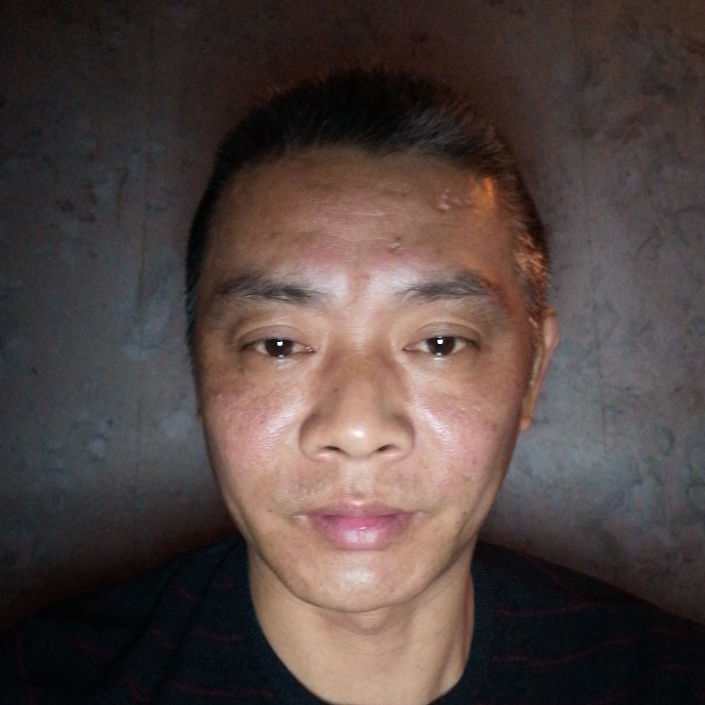 黑夜的碧蓝之海的照片