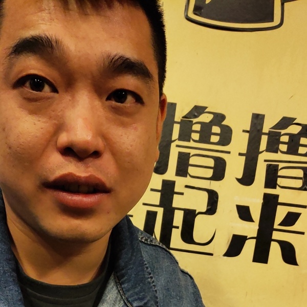 悲伤小男孩的照片