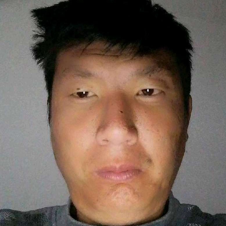 清脆闻金鱼的照片