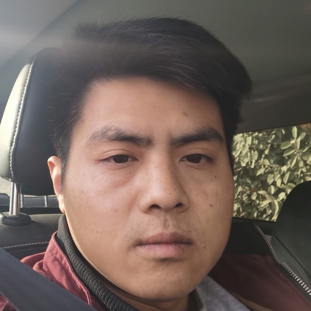 雨中漫步的恋人的照片