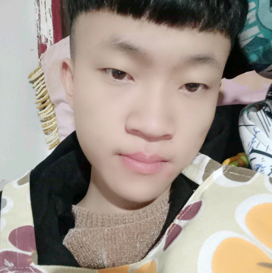 昏睡拿小懒猪的照片