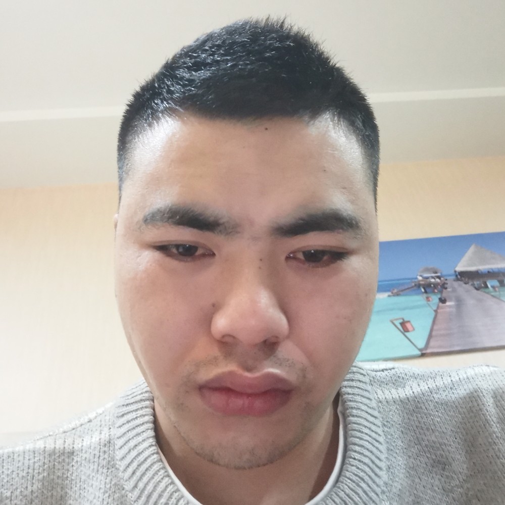 文静踢柜子的照片