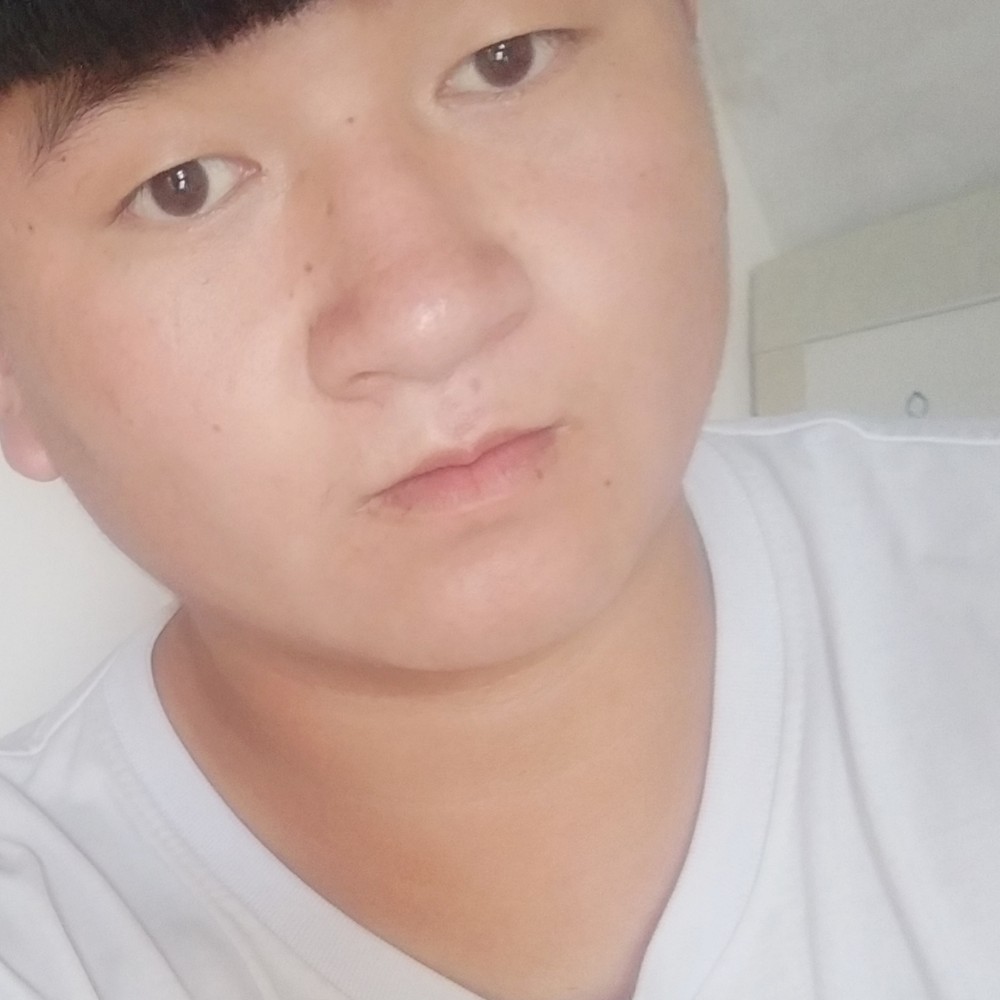 年轻闻画板的照片