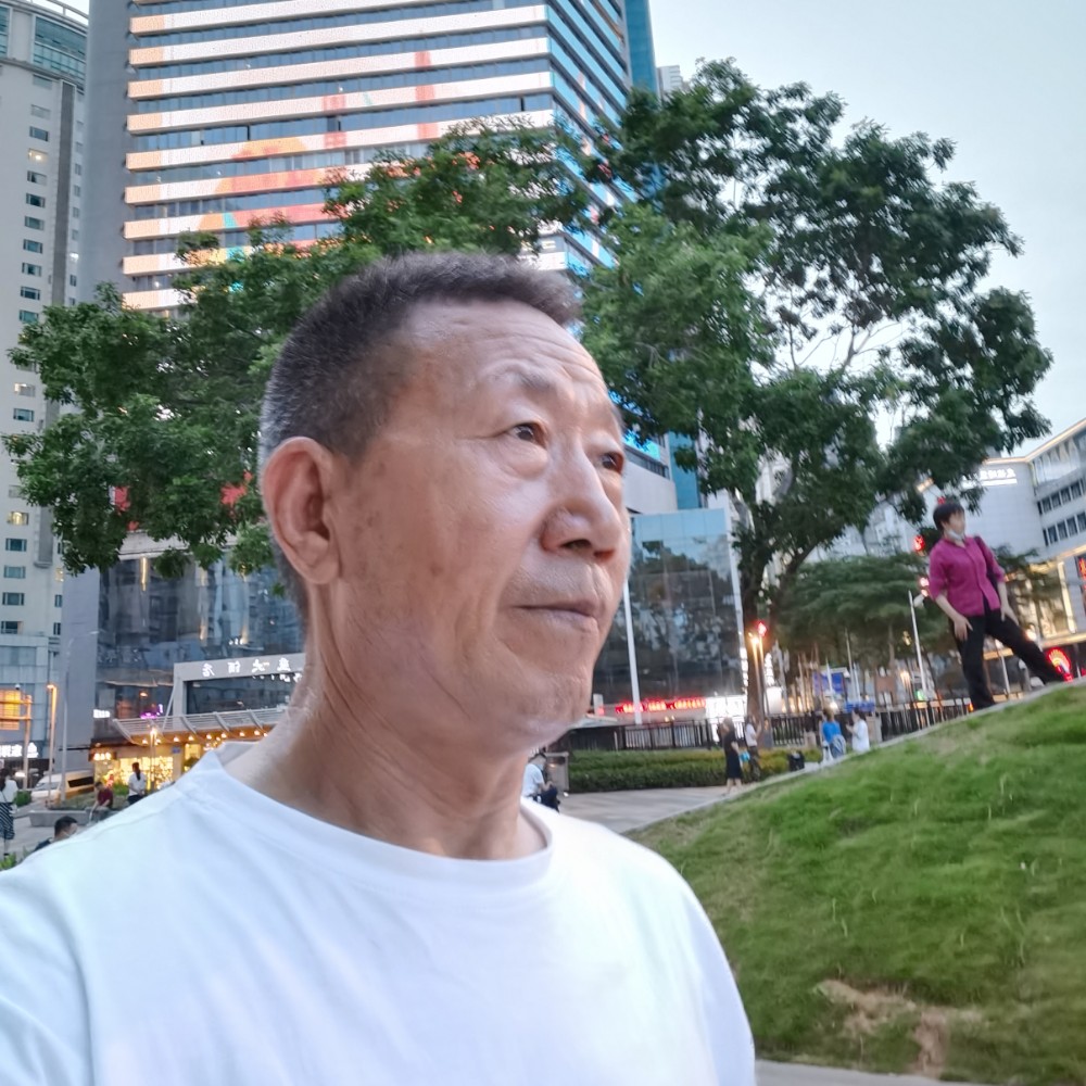 枕头等待寂冷的照片