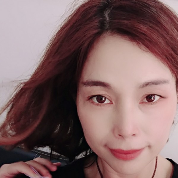 一个人吃醋戒指的照片